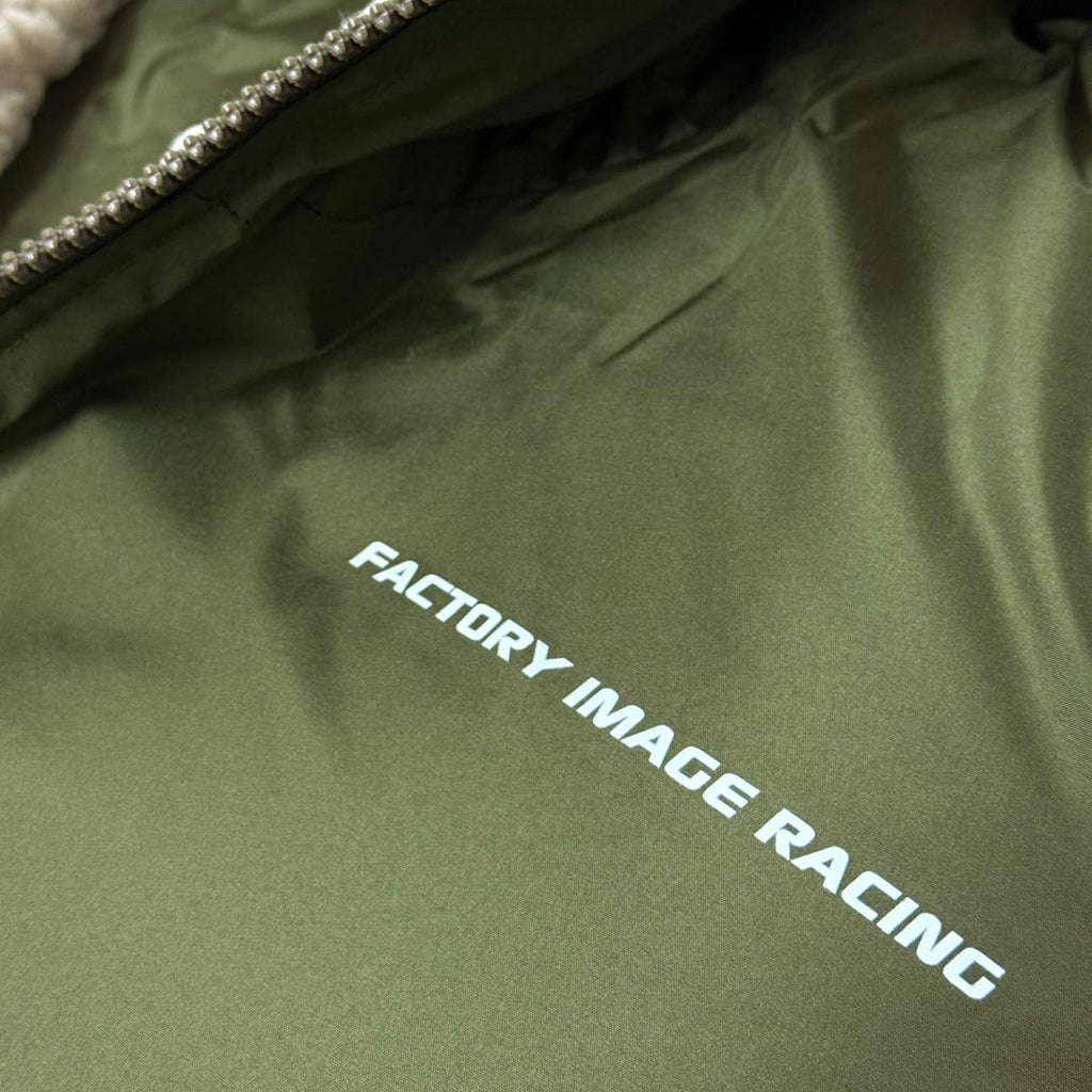 MINIMAL GREEN CHANGING ROBE